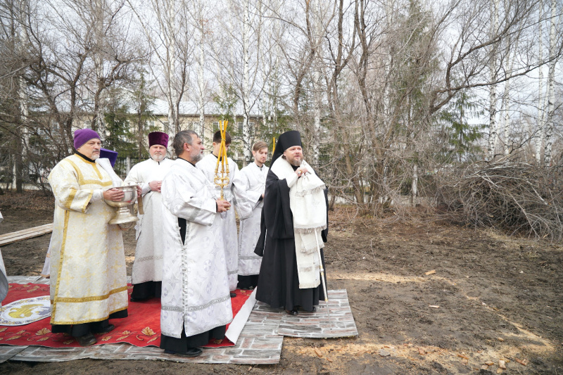 Епископ Серафим совершил освящение закладного камня и территории, на которой строится храм святителя Луки Крымского