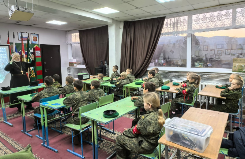 Настоятель храма Покрова Пресвятой Богородицы села Алтайское провел беседу в клубе Юных друзей пограничников "Силагор"  