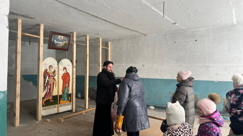 Накануне праздника Рождества Христова настоятель храма Архангела Михаила села Старая Чемровка посетил прихожан с праздничным поздравлением 