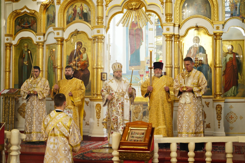 Накануне Недели 2-й по Пятидесятнице епископ Серафим совершил всенощное бдение в Успенском кафедральном соборе