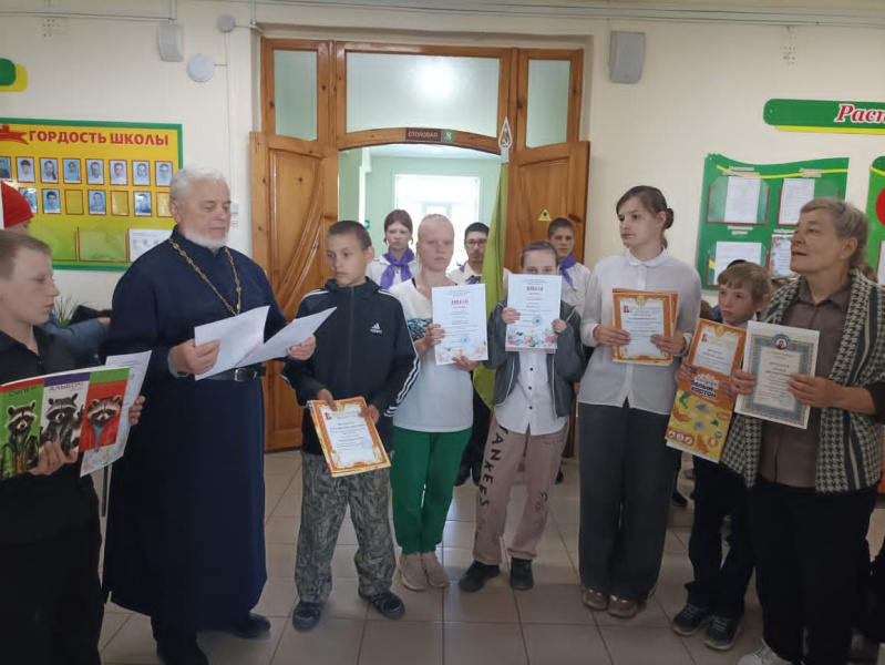 Настоятель храма Покрова Пресвятой Богородицы села Алтайское встретился с воспитанниками школы-интерната 