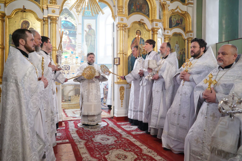 В Великую Субботу епископ Серафим совершил Божественную литургию в Успенском кафедральном соборе