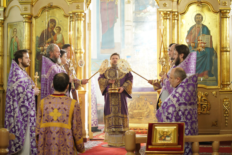 В Неделю 1-ю Великого поста, Торжество Православия, епископ Серафим совершил Божественную литургию в Успенском кафедральном соборе города Бийска