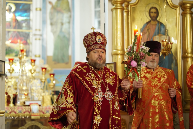 В праздник Светлого Христова Воскресения епископ Серафим возглавил торжественное богослужение в Успенском кафедральном соборе