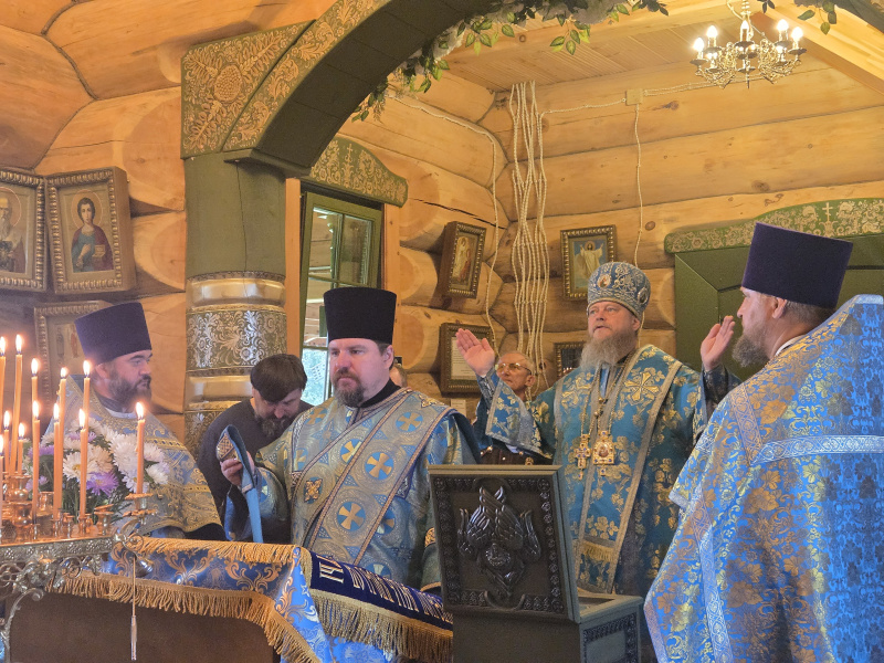 В Неделю 13-ю по Пятидесятнице епископ Роман совершил Божественную литургию в храме святителя Николая Чудотворца села Новотырышкино 