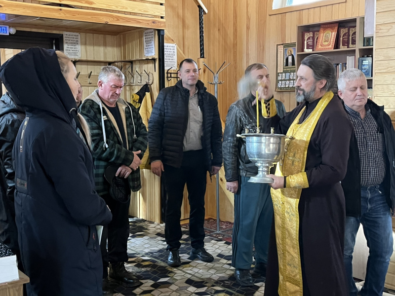 Земледельцы Бийского района прибыли в храм Святой Троицы села Малоугренёво поблагодарить Бога и Пресвятую Богородицу за помощь  