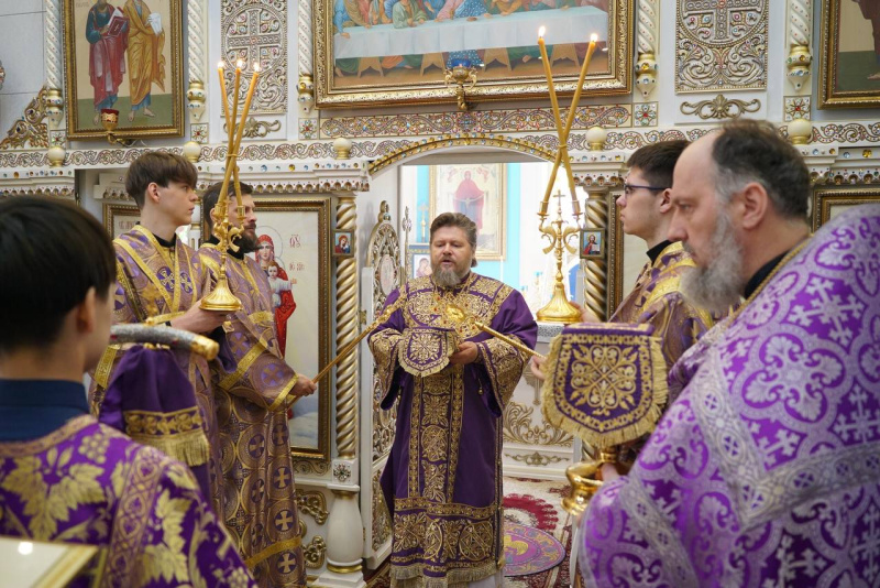 В Неделю 3-ю Великого поста, Крестопоклонную, епископ Серафим совершил Божественную литургию в храме Покрова Божией Матери города Бийска