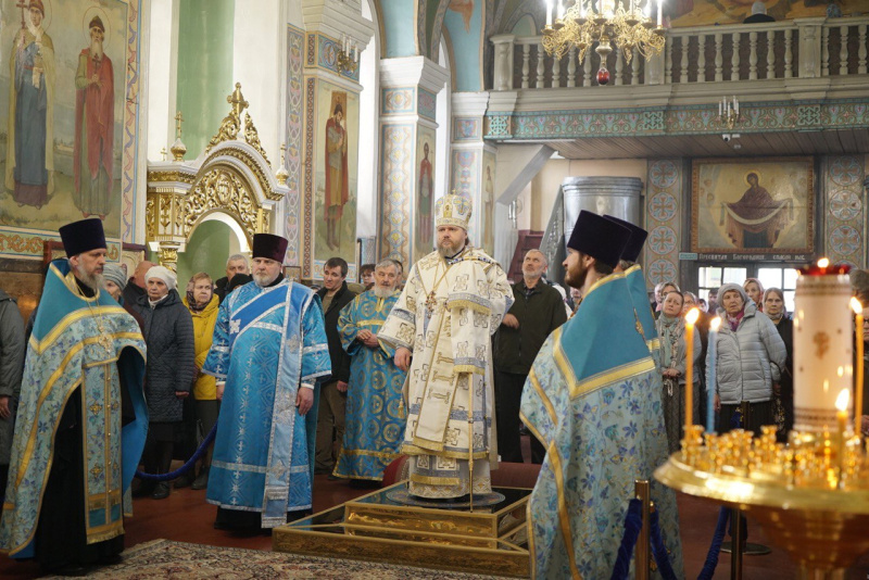 Накануне праздника Благовещения Пресвятой Богородицы епископ Серафим совершил всенощное бдение в Успенском кафедральном соборе 