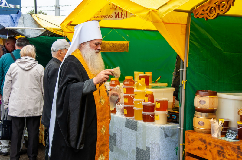 В День пчеловода митрополит Сергий освятил мед нового сбора