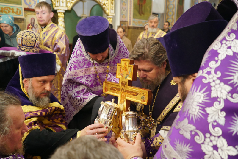 Накануне праздника Крестовоздвижения епископ Серафим совершил всенощное бдение в Успенском кафедральном соборе 