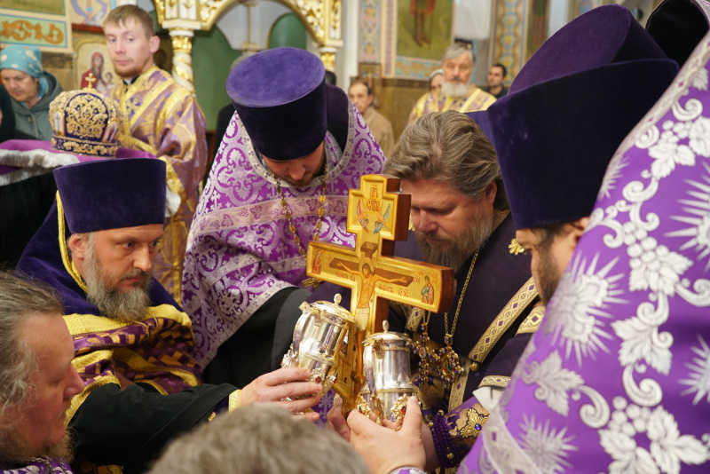 Накануне праздника Крестовоздвижения епископ Серафим совершил всенощное бдение в Успенском кафедральном соборе