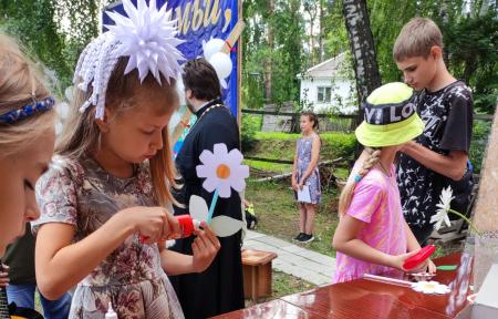 На приходе святителя Макария Алтайского села Лесное состоялся праздник в честь Дня семьи, любви и верности