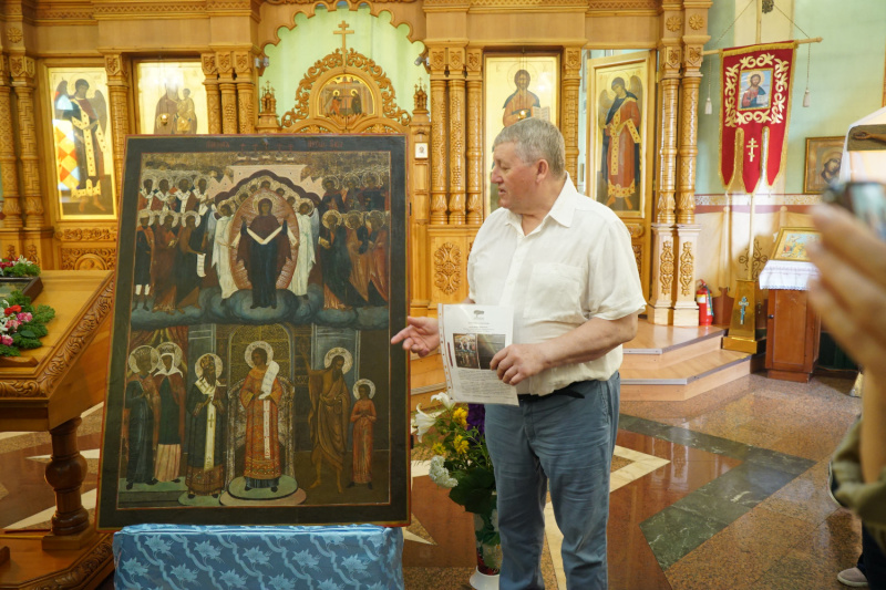 Храму святой великомученицы Екатерины в селе Сростки преподнесена в дар старинная икона Покрова Пресвятой Богородицы