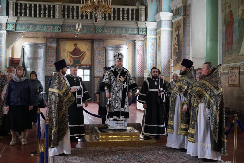 В Великий Вторник епископ Серафим совершил литургию Преждеосвященных Даров в Успенском кафедральном соборе