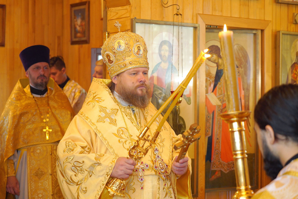 Архиерейское богослужение в храме святителя Макария Алтайского села Лесное