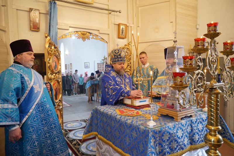 В праздник Похвалы Божией Матери (Субботу Акафиста) епископ Серафим совершил Божественную литургию в храме Богоявления Господня села Соколово