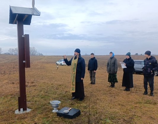 Настоятель храма Святой Троицы села Малоугренёво совершил водосвятный молебен на святом источнике и у поклонного креста 