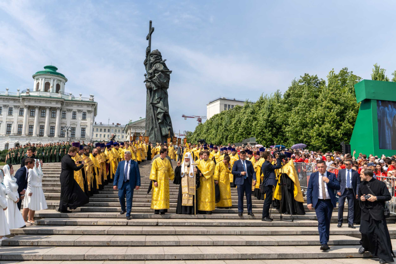 В День Крещения Руси Предстоятель Русской Церкви совершил торжественный молебен у памятника равноапостольному князю Владимиру на Боровицкой площади в Москве