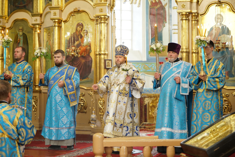 Накануне праздника Успения Пресвятой Богородицы епископ Серафим совершил всенощное бдение в Успенском кафедральном соборе