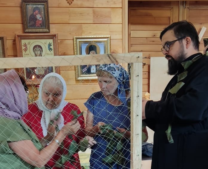 В храме иконы Божией Матери «Умиление» города Бийска организовали плетение маскировочных сетей 