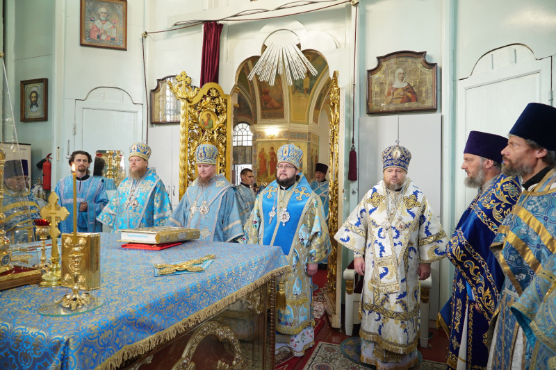 В праздник Успения Пресвятой Богородицы собор архипастырей в сослужении духовенства Алтайской митрополии совершил Божественную литургию в Успенском кафедральном соборе 