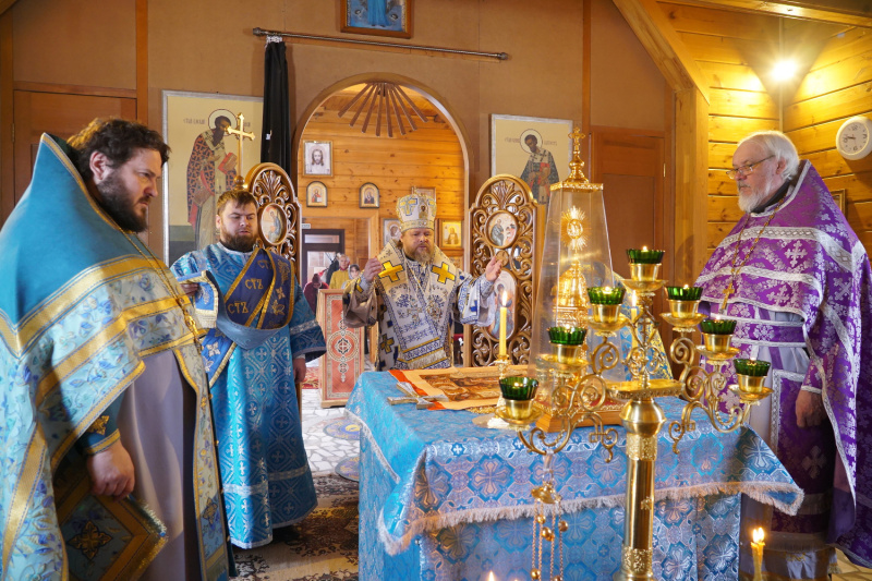 В праздник Похвалы Божией Матери (Субботу Акафиста) епископ Серафим совершил Божественную литургию в храме Покрова Пресвятой Богородицы села Старобелокуриха 