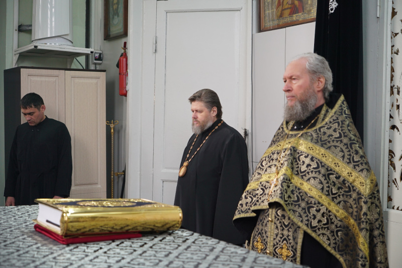 В Великую Пятницу епископ Серафим молился за уставным богослужением в Успенском кафедральном соборе