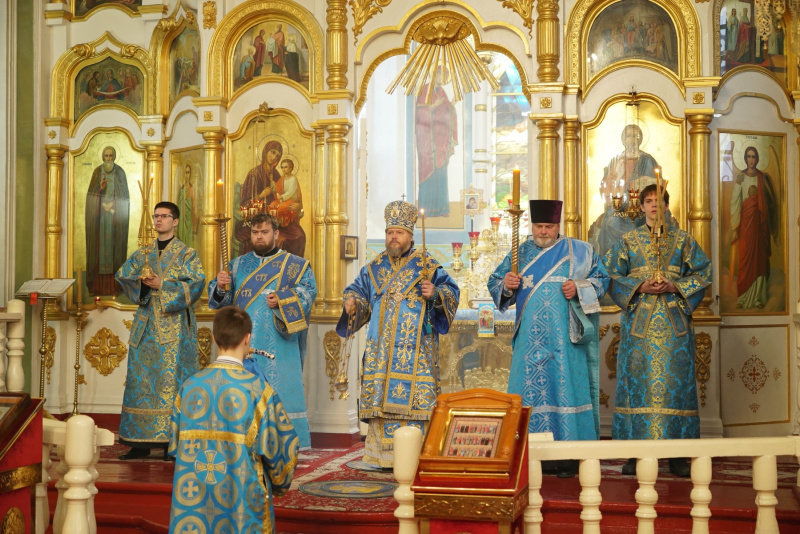 Накануне праздника Сретения Господня епископ Серафим совершил всенощное бдение в Успенском кафедральном соборе