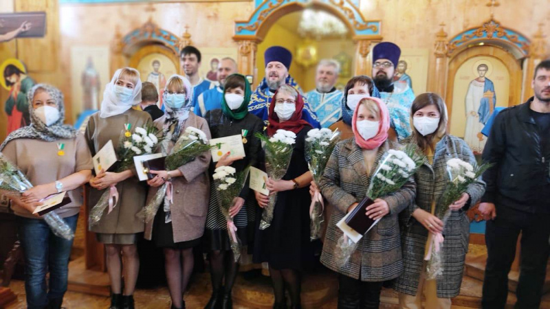 В Бийской епархии наградили врачей за борьбу с короновирусом