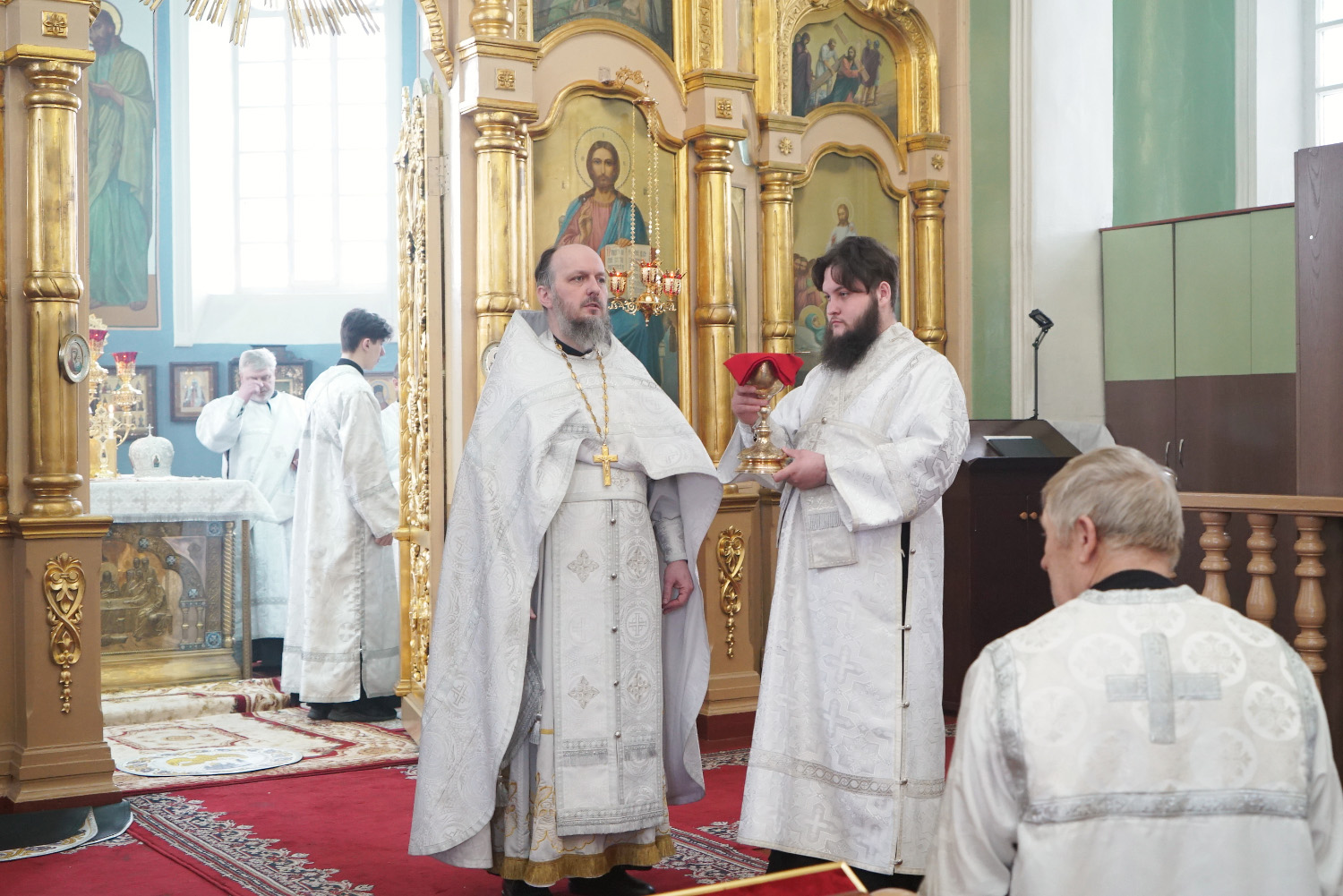 Иконы гавриила ургебадзе лучезарный батюшка. Батюшка в церкви сретения пушкино. Приход был. Храм архангела михаила пушкино. Церковный приход.