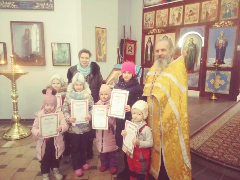 Воспитанники Воскресной школы храма Покрова Пресвятой Богородицы города Бийска приняли участие в онлайн-выставке рисунков и работ ДПИ "Золотая мама2020"