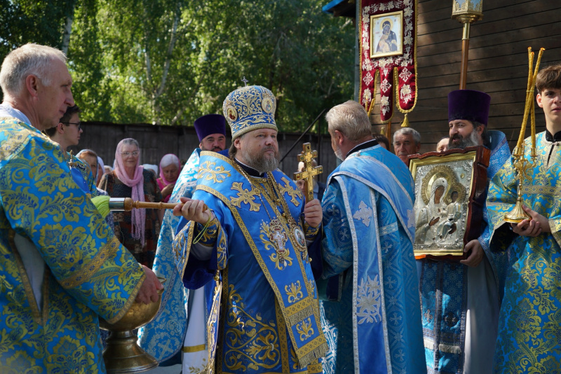 В день празднования Смоленской иконы Божией Матери епископ Серафим совершил Божественную литургию в храме села Смоленское 