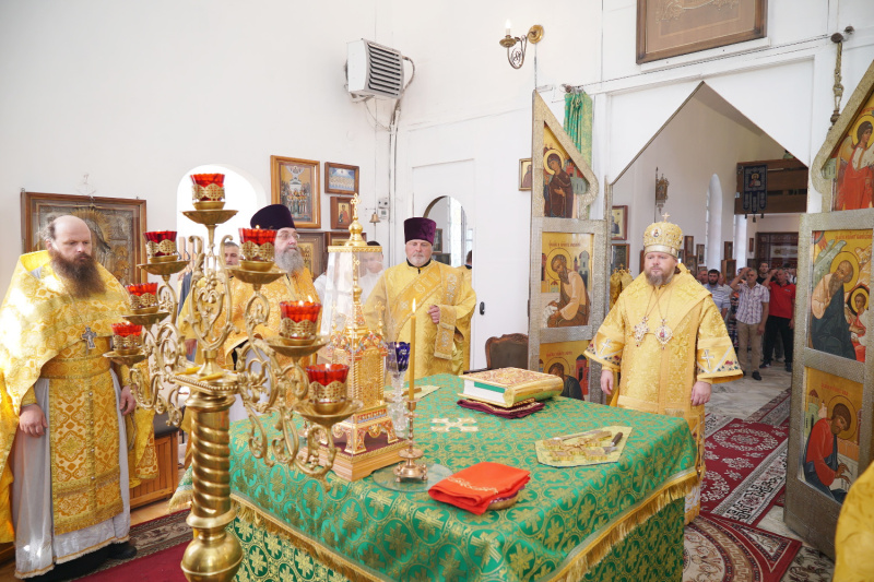 Преосвященный Серафим совершил Божественную литургию в Неделю 2-ю по Пятидесятнице, Всех святых, в земле Русской просиявших