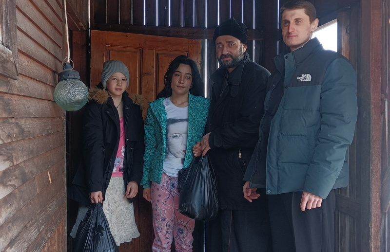 При поддержке Бийской епархии продолжается оказание продуктовой помощи пенсионерам, малообеспеченным и многодетным семьям в селе Новотырышкино