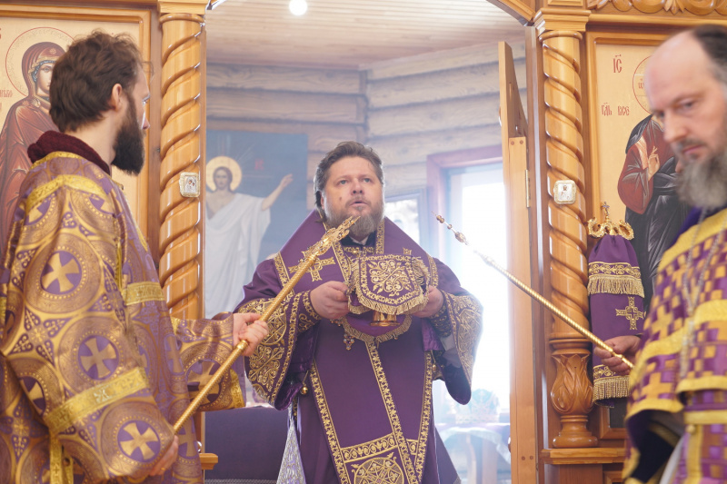 В день памяти 40 Севастийских мучеников, епископ Серафим совершил литургию Преждеосвященных Даров в храме святителя Димитрия Ростовского села Енисейское 