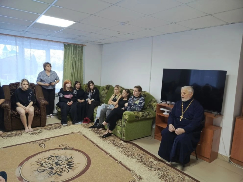 В селе Алтайское прошла беседа со студентами колледжа, посвященная празднику Сретения Господня 