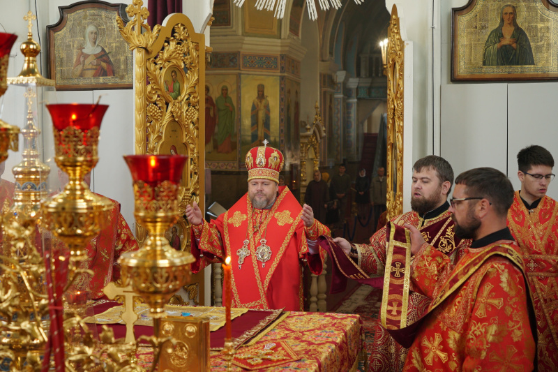 В День Победы в Великой Отечественной войне епископ Серафим совершил Божественную литургию в Успенском кафедральном соборе