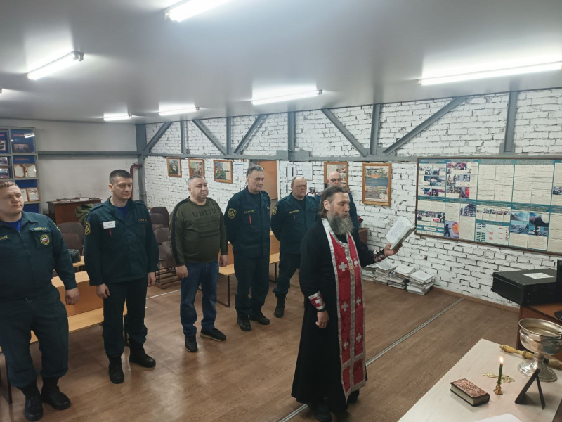 Руководитель отдела по взаимодействию с вооруженными силами и правоохранительными органами провел занятие с личным составом и совершил освящение службы МЧС 