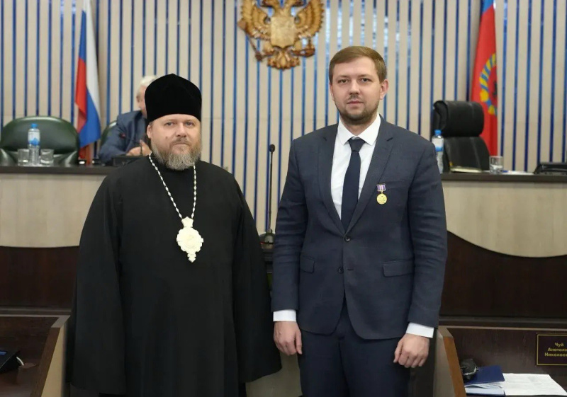 Епископ Серафим вручил епархиальные награды Главе города Бийска и руководителям структурных подразделений Администрации города 
