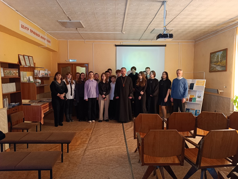 В Солонешенской районной библиотеке состоялась встреча настоятеля Никольского храма с учениками школы  