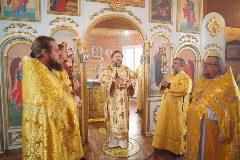 В Неделю 23-ю по Пятидесятнице епископ Серафим совершил Божественную литургию в храме Казанской иконы Божией Матери села Новопокровка 