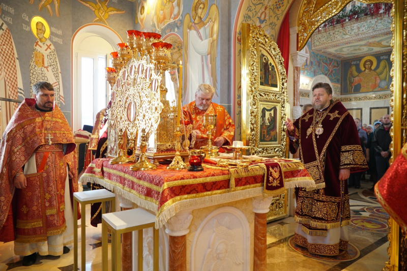 В Неделю 2-ю по Пасхе епископ Серафим совершил Божественную литургию в храме Покрова Пресвятой Богородицы села Алтайское 