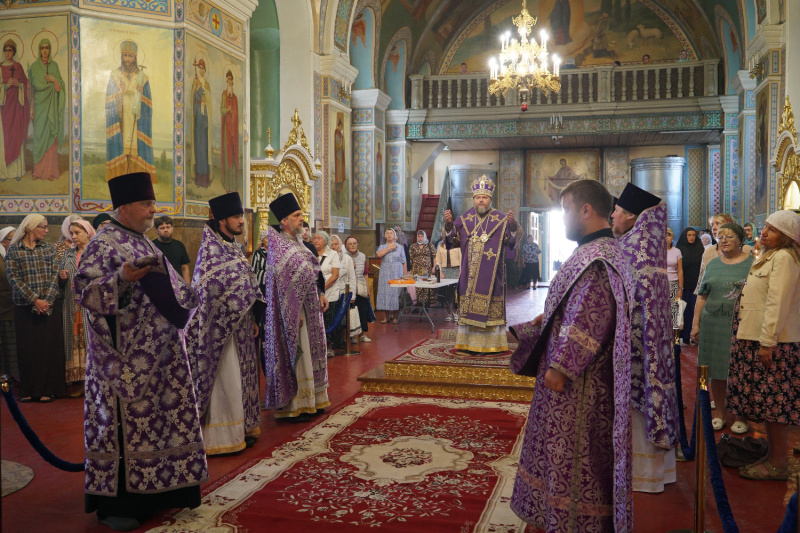 В праздник Изнесения Честных Древ Животворящего Креста Господня епископ Серафим совершил Божественную литургию в Успенском кафедральном соборе