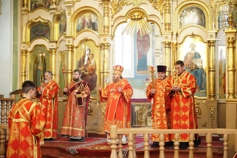 Накануне Недели 5-й по Пасхе епископ Серафим совершил всенощное бдение в Успенском кафедральном соборе