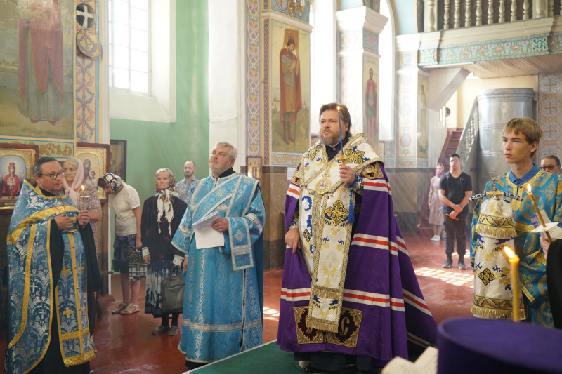 Епископ Серафим совершил чин молебного пения с акафистом Успению Пресвятой Богородицы