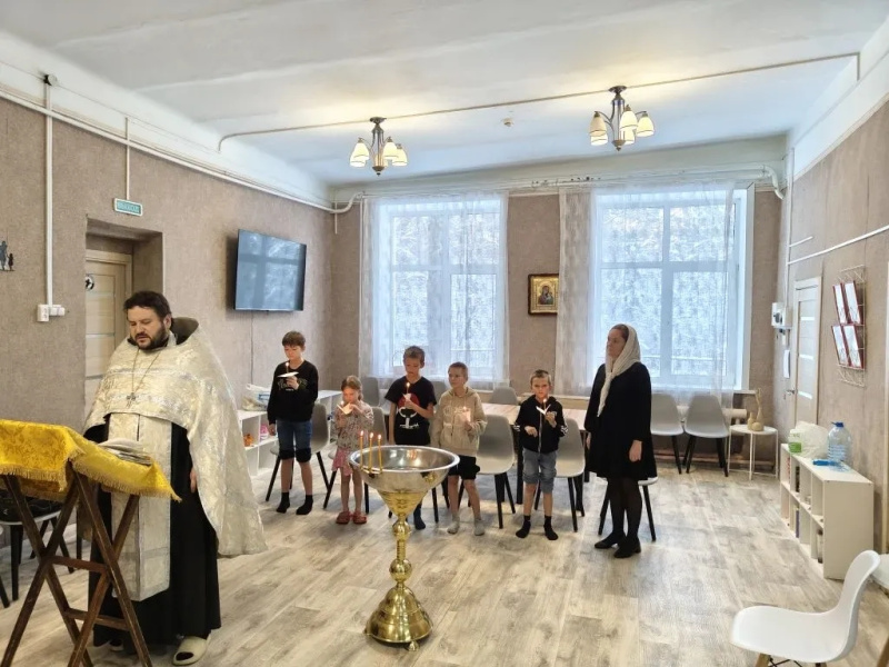 В «Бийском центре помощи детям, оставшимся без попечения родителей» совершено таинство Крещения