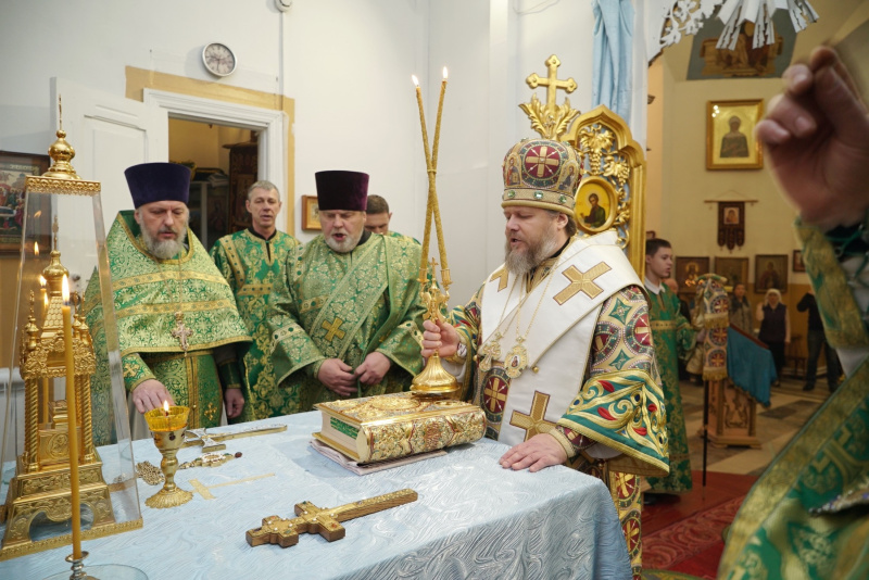 В день памяти святого благоверного князя Александра Невского епископ Серафим совершил Божественную литургию в селе Одинцовка
