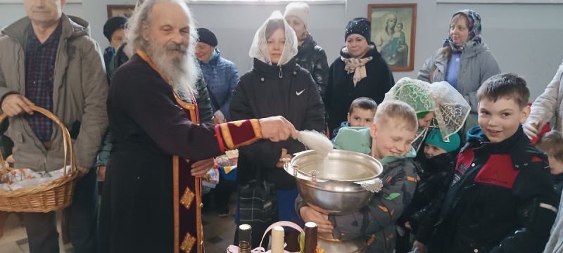 В воскресной школе Покровского храма Свято-Макарьевской монашеской общины прошел мастер-класс по росписи пряников и освящение пасхальной снеди