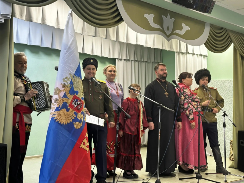 Благочинный Белокурихинского округа принял участие в благотворительном концерте по сбору средств для СВО