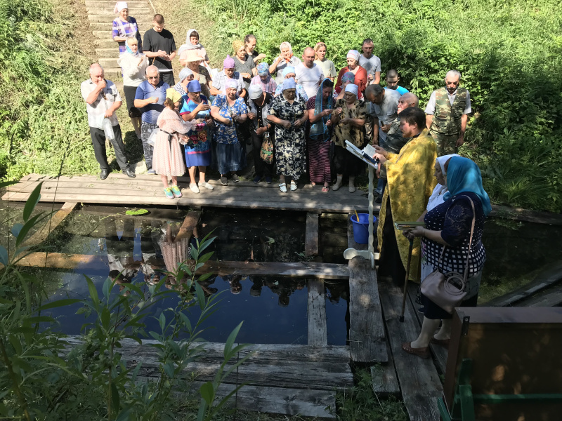 В Петропавловском благочинии прошел традиционный крестный ход на источник святой мученицы Параскевы, нареченной Пятницею